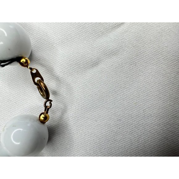 Vintage Large White Lucite 6mm Beaded Necklace Clavicle Retro Women's 10… - Picture 4 of 5